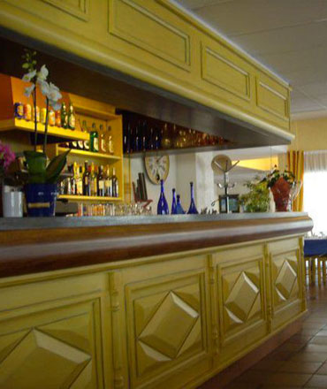 370x440 bar.jpg