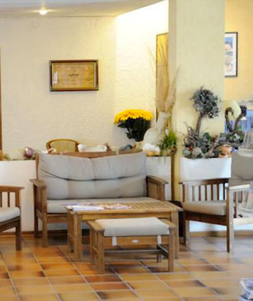370x440 salon 1.jpg